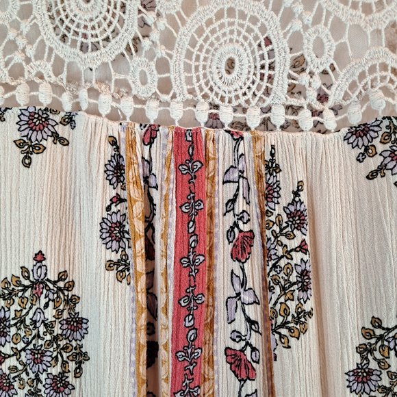 Xhilaration Boho Top with Crochet Lace Bodice & Sleeves Size L - Picture 4 of 8